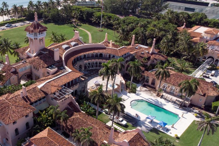 Trump usó extorsión para regatear Mar-a-Lago